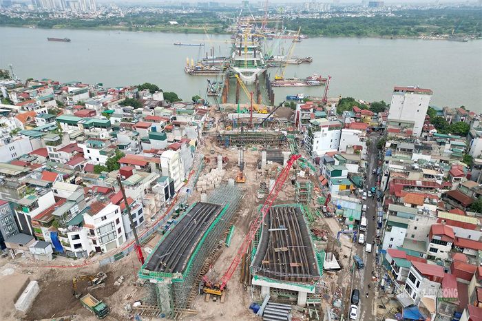 Các mũi thi công được triển khai đồng loạt. Ảnh: Tuấn Anh