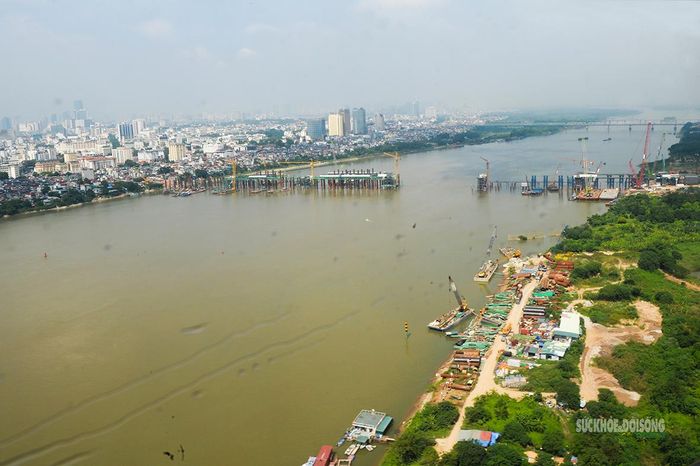 Kết cấu cầu Trần Hưng Đạo dần hình thành trên sông Hồng. Ảnh: Tuấn Anh
