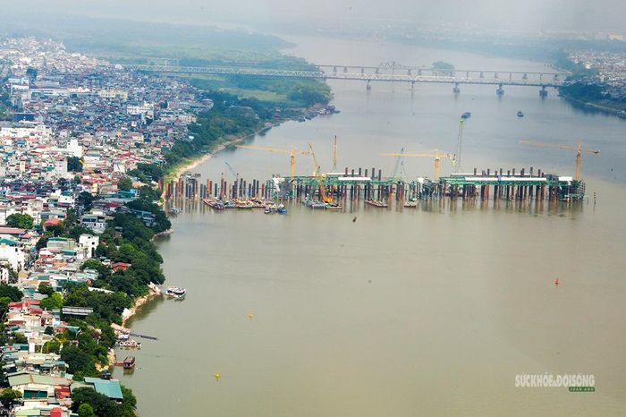 Cầu Trần Hưng Đạo đang được thi công trên sông Hồng, gần cầu Chương Dương, kết nối hai bờ Hà Nội. Ảnh: Tuấn Anh