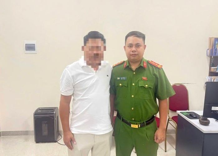 Công an phường Láng hỗ trợ người dân nhận lại 1 tỷ đồng chuyển nhầm. Ảnh: Công an TP Hà Nội
