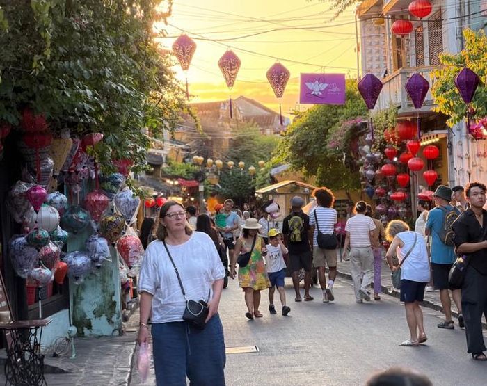 Du khách đi dạo trên đường Trần Phú, Hội An chiều 25/10.