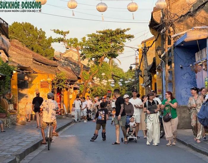 Du khách quốc tế tham quan phố cổ Hội An chiều 25/10.