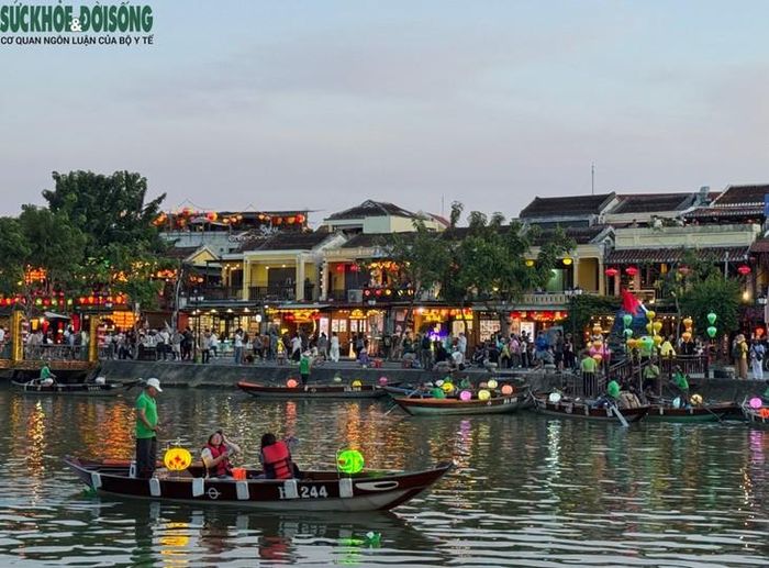 Du khách trải nghiệm dịch vụ đi thuyền ngắm phố cổ Hội An trên sông Hoài