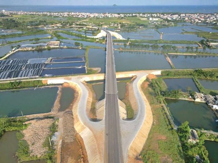 Không chỉ góp phần hoàn thiện hạ tầng giao thông, công trình còn được kỳ vọng tăng khả năng kết nối giữa các địa phương ven biển. Ảnh: Gia Hân.