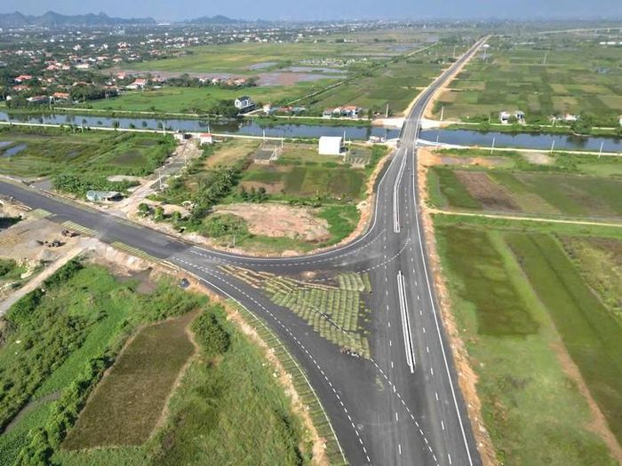 Trên toàn tuyến được thiết kế 8 nút giao bằng kết nối trực tiếp với các đường tỉnh, đường liên xã và đường vào khu công nghiệp. Ảnh: Gia Hân.
