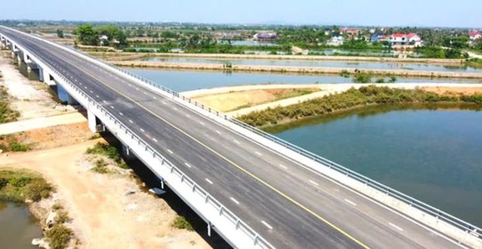 Cầu Lạch Trường có chiều dài 1.321m là cây cầu vượt cạn, vượt sông dài nhất tại Thanh Hóa do địa phương xây dựng. Ảnh: Gia Hân.