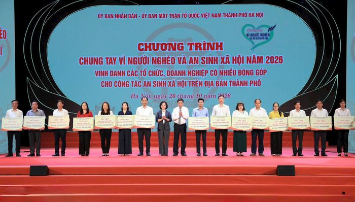 Chủ tịch Ủy ban Mặt trận Tổ quốc Việt Nam thành phố Hà Nội Bùi Huyền Mai và Phó Chủ tịch Thường trực UBND thành phố Hà Nội Dương Đức Tuấn trao hỗ trợ cho các địa phương.