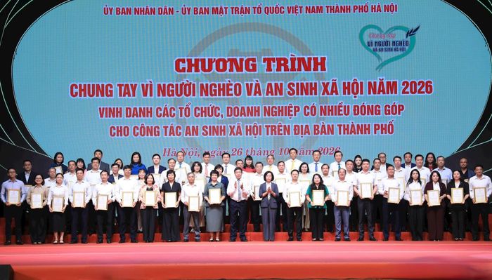 Chủ tịch Ủy ban Mặt trận Tổ quốc Việt Nam thành phố Hà Nội Bùi Huyền Mai và Phó Chủ tịch Thường trực UBND thành phố Hà Nội Dương Đức Tuấn tiếp nhận ủng hộ và trao Thư cảm ơn các đơn vị.