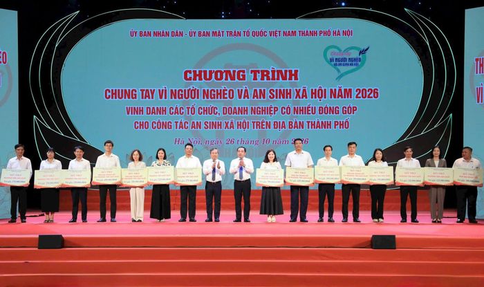 Bí thư Thành ủy Hà Nội Trần Đức Thắng và Chủ tịch UBND thành phố Hà Nội Vũ Đại Thắng trao hỗ trợ cho các địa phương.