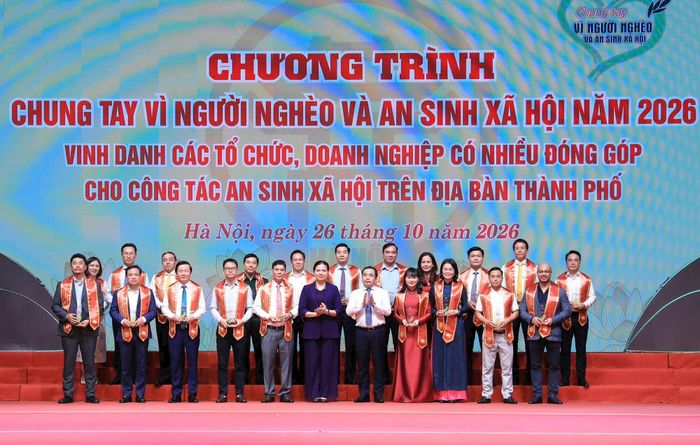 Bí thư Thành ủy Hà Nội Trần Đức Thắng và Phó Chủ tịch, Tổng Thư ký Ủy ban Trung ương Mặt trận Tổ quốc Việt Nam Hà Thị Nga trao biểu trưng vinh danh các đơn vị.