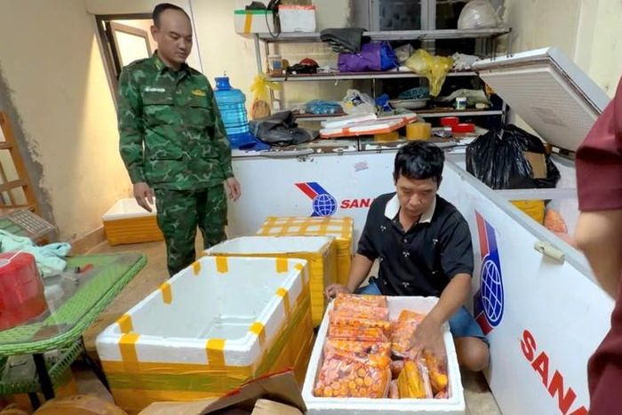 Lực lượng chức năng phát hiện, bắt giữ nhiều đối tượng vận chuyển trái phép trứng gà non có nguồn gốc từ Trung Quốc vào Việt Nam. Ảnh: Đồn Biên phòng Cửa khẩu quốc tế Lào Cai.