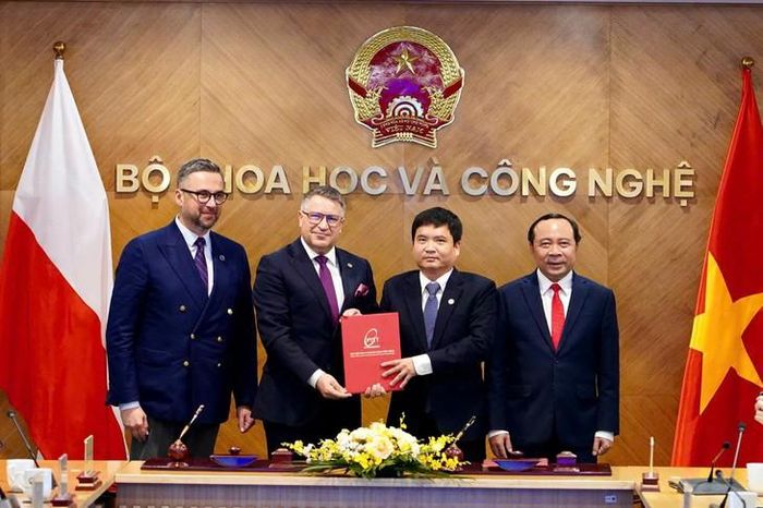 Hai Bộ trưởng cùng chứng kiến Học viện Công nghệ Bưu chính Viễn thông (Việt Nam) và Đại học Bách khoa Poznań (Ba Lan) trao Bản ghi nhớ hợp tác về đào tạo và nghiên cứu khoa học. Ảnh: PV