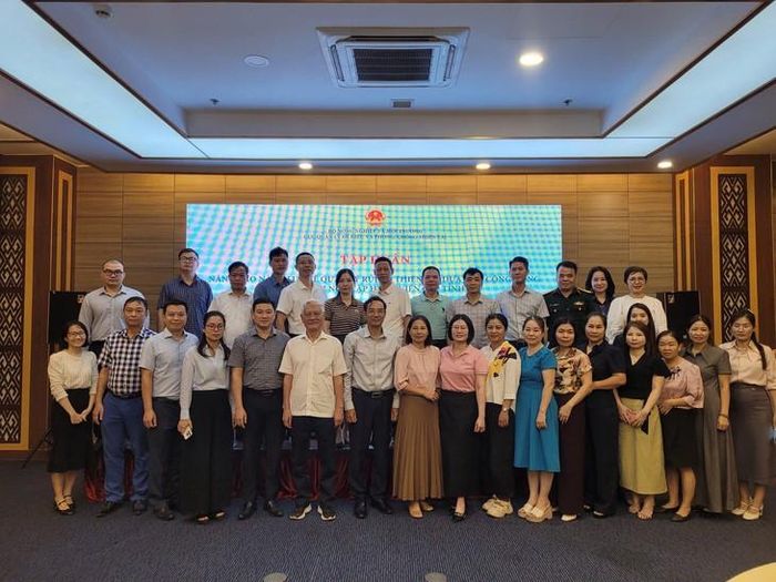Các đại biểu, học viên chụp ảnh lưu niệm. Ảnh: PV