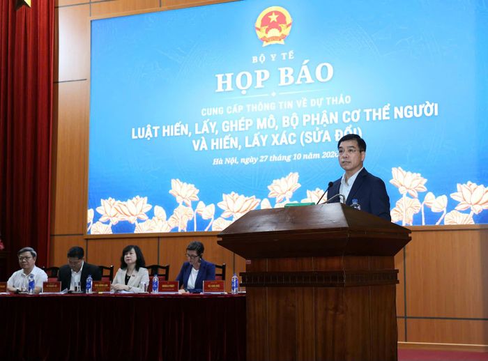 Cục trưởng Cục Quản lý Khám chữa bệnh (Bộ Y tế), TS.BS Hà Anh Đức thông tin về buổi họp báo. Ảnh: Trần Minh