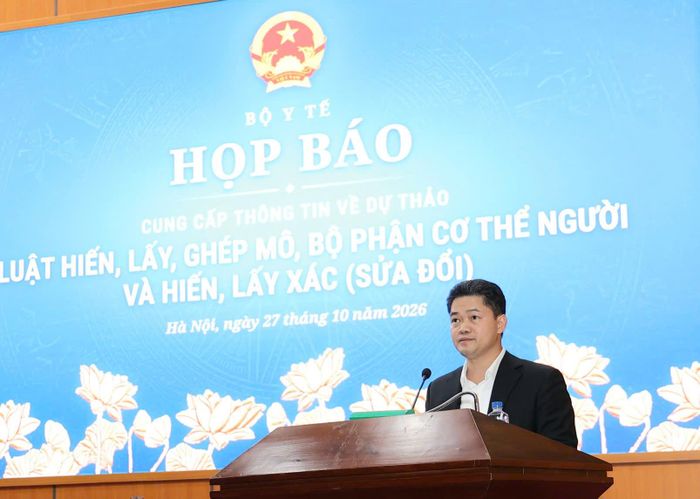 Uỷ viên dự khuyết Trung ương Đảng, Thứ trưởng Thường trực Bộ Y tế Vũ Mạnh Hà thông tin về dự thảo Luật Hiến, lấy, ghép mô, bộ phận cơ thể người và hiến, lấy xác (sửa đổi). Ảnh: Trần Minh