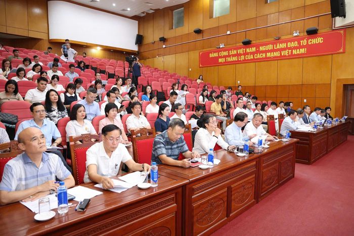 Các chuyên gia, nhà khoa học, nhà báo tham dự buổi họp báo. Ảnh: Trần Minh