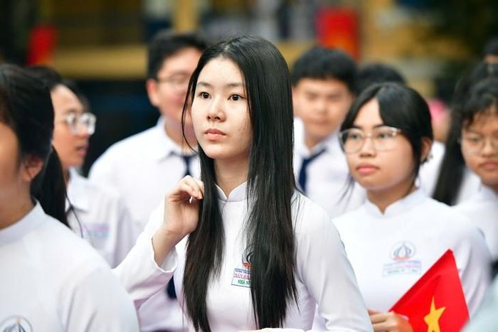Đối với học sinh, sinh viên, hạn nộp hồ sơ là ngày 20/12. Ảnh: H.P