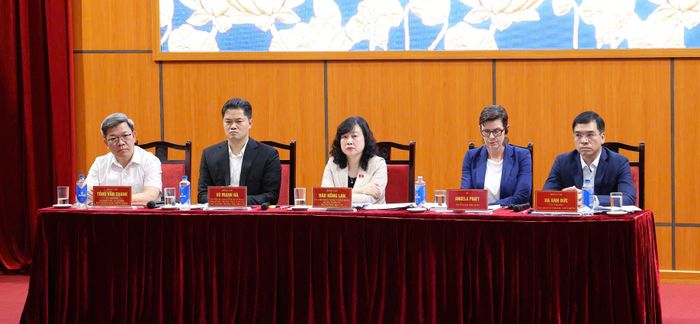 Bộ trưởng Bộ Y tế Đào Hồng Lan; Thứ trưởng Thường trực Bộ Y tế Vũ Mạnh Hà; ông Tống Văn Thanh - Vụ trưởng Vụ Báo chí xuất bản, Ban Tuyên giáo Trung ương; TS Angela Pratt - Trưởng Đại diện Tổ chức Y tế thế giới tại Việt Nam và Cục trưởng Cục Quản lý Khám chữa bệnh Hà Anh Đức tại buổi họp báo. Ảnh: Trần Minh