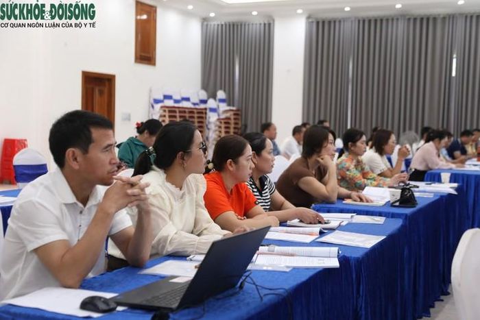Các học viên thực hành kỹ năng truyền thông thay đổi hành vi, xây dựng sản phẩm truyền thông và lập kế hoạch tuyên truyền về chăm sóc sức khỏe, dinh dưỡng bà mẹ, trẻ em phù hợp với thực tế địa phương. ẢNH: V. Đồng
