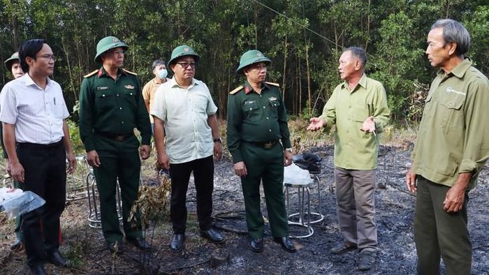 Lãnh đạo Bộ CHQS TP Huế cùng chính quyền địa phương nắm thêm thông tin từ các nhân chứng. Ảnh: Lê Sáu.