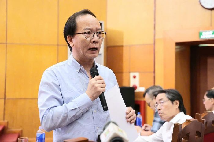 PGS.TS Trần Minh Điển, Giám đốc Bệnh viện Nhi Trung ương chia sẻ tại cuộc họp báo. Ảnh: Trần Minh