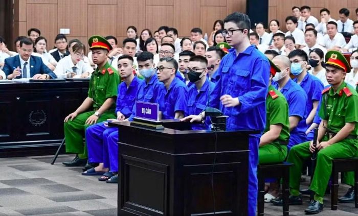 Bị cáo Phó Đức Nam (Mr Pips) tại bục khai báo ở Tòa án. Ảnh: TPO