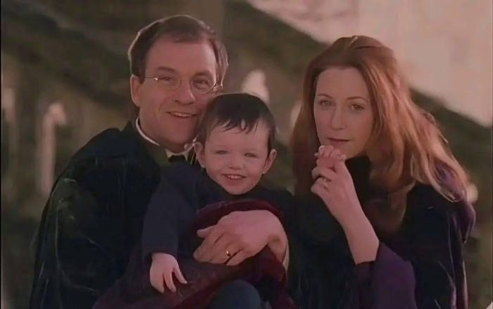James và Lily Potter trong bản điện ảnh bị nhận xét là quá "dừ" so với độ tuổi 21 của họ lúc qua đời theo như nguyên tác.