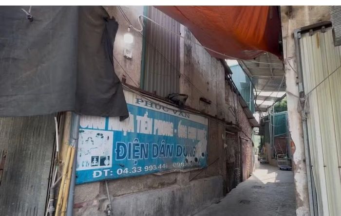 Lối vào nhỏ hẹp của khu vực bếp ăn của Công ty TNHH Thực Phẩm Mai Phương (Ảnh: Hà Linh/TPO)