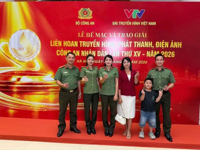 Đại úy Nguyễn Thị Kim Trang tâm đắc với một tiểu phẩm phát thanh tuyên truyền về thủ đoạn lừa đảo trên không gian mạng.