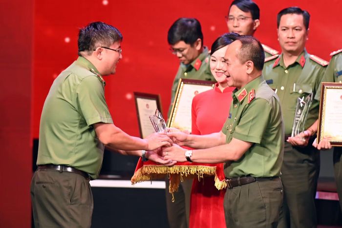 Trung tướng Nguyễn Thanh Tùng trao tặng biểu trưng cho các tác giả đoạt Giải Bạc tại liên hoan