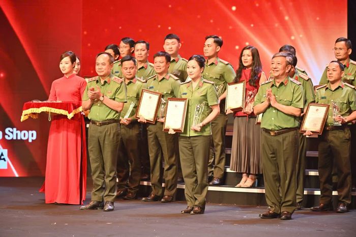Trung tướng Nguyễn Thanh Tùng, Giám đốc CATP Hà Nội và Trung tướng Đỗ Triệu Phong, Cục trưởng Cục Truyền thông CAND trao giải Bạc cho các tác giả, nhóm tác giả xuất sắc của Công an Hà Nội