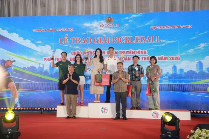 Trung tướng Nguyễn Thanh Tùng, Giám đốc CATP Hà Nội và Trung tướng Đỗ Triệu Phong, Cục trưởng Cục Truyền thông CAND trao thưởng cho các VĐV đoạt giải cao tại Giải Pickleball chào mừng Liên hoan Truyền hình, Phát thanh, Điện ảnh CAND lần thứ XV