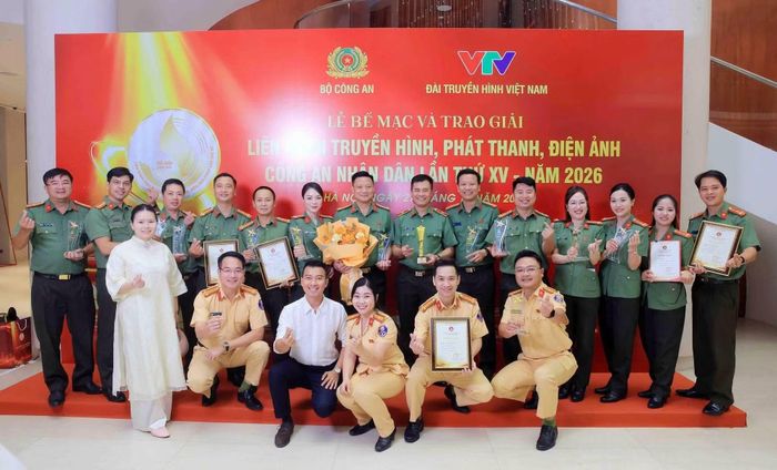 Thiếu tướng Nguyễn Ngọc Quyền, Phó Bí thư Đảng ủy, Phó Giám đốc CATP chung vui cùng các tập thể, cá nhân của CATP đoạt giải tại liên hoan