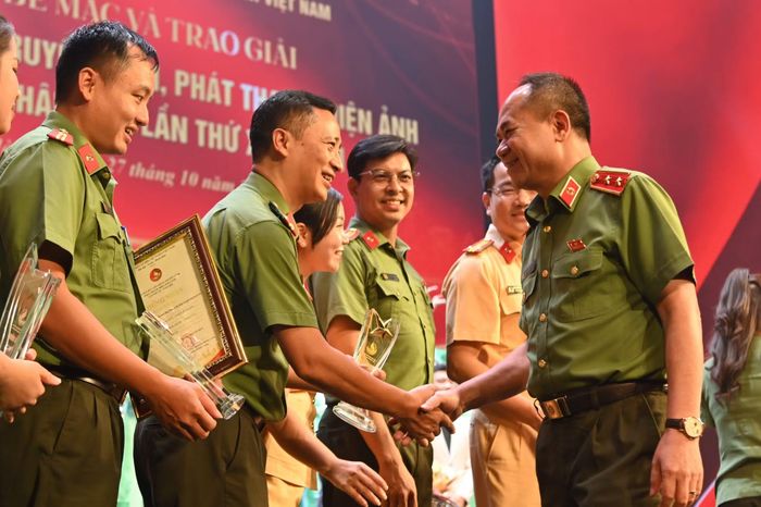 Anh hùng Lực lượng vũ trang Nhân dân, Trung tướng Nguyễn Thanh Tùng, Ủy viên Ban Thường vụ Thành ủy, Bí thư Đảng ủy, Giám đốc Công an TP Hà Nội chúc mừng các đơn vị của CATP đạt giải trong liên hoan