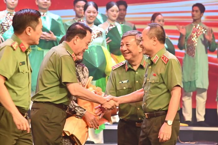 Lãnh đạo các đơn vị chúc mừng Trung tướng Nguyễn Thanh Tùng, Giám đốc CATP khi Công an Thủ đô dành Giải Nhất toàn đoàn tại Liên hoan Truyền hình, Phát thanh, Điện ảnh Công an nhân dân lần thứ XV. ﻿ 