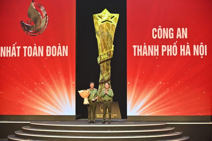 Thượng tướng Lê Quốc Hùng, Thứ trưởng Bộ Công an, trao giải Nhất toàn đoàn cho Công an TP Hà Nội, đơn vị lần thứ hai liên tiếp dẫn đầu tại "Liên hoan Truyền hình, Phát thanh, Điện ảnh Công an nhân dân"