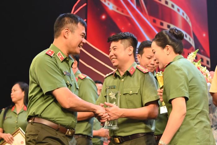 Thiếu tướng Nguyễn Ngọc Quyền, Phó Giám đốc CATP chia vui cùng các đơn vị thuộc CATP