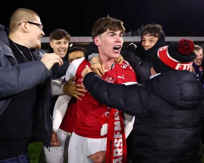 Fleetwood bất ngờ quật ngã Arsenal (Ảnh: Ryan Browne/Shutterstock)