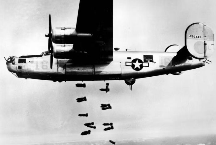 B-24 cũng là minh chứng cho sự đa dạng của một thiết kế quân sự. Từ ném bom chiến lược đến chống tàu ngầm, máy bay có thể được điều chỉnh để đáp ứng những nhiệm vụ khác nhau nếu nền tảng thiết kế và điều kiện khai thác cho phép.