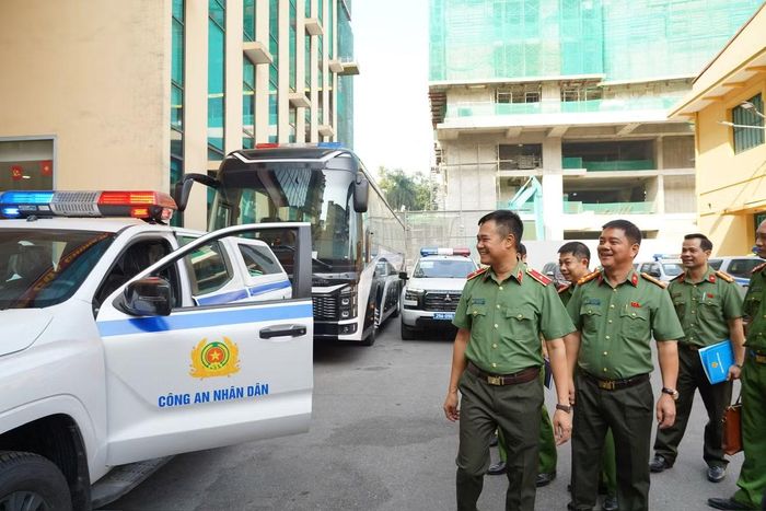 Thiếu tướng Nguyễn Ngọc Quyền, Phó Bí thư Đảng ủy, Phó Giám đốc Công an Thành phố Hà Nội kiểm tra phương tiện, trang thiết bị được bàn giao