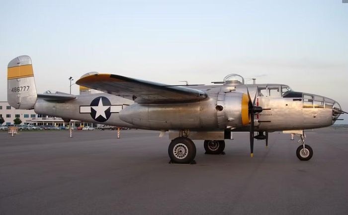 B-25 cũng được sử dụng trong một số nhiệm vụ tuần tra và chống tàu ngầm. Trong các vai trò này, yêu cầu đối với máy bay khác với nhiệm vụ ném bom thông thường.