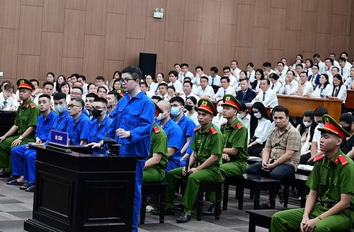 "Ông trùm" lừa đảo Mr Pips Phó Đức Nam và các bị cáo liên quan bị tại phiên tòa.