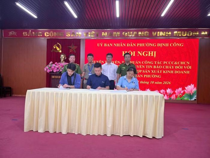 Đội chữa cháy và CNCH khu vực số 12 và chính quyền phường Định Công cùng đại diện cơ sở nhà trọ, nhà ở kết hợp sản xuất kinh doanh thực hiện ký kết hợp đồng, cam kết công tác PCCC và lắp đặt thiết bị truyền tin báo cháy