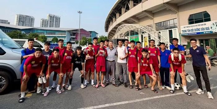 Thạc sĩ Phạm Khắc Quý - Nhà quản lý THPT Ngô Gia Tự trực tiếp chúc mừng và thưởng nóng cho hai cầu thủ ghi bàn cùng toàn đội