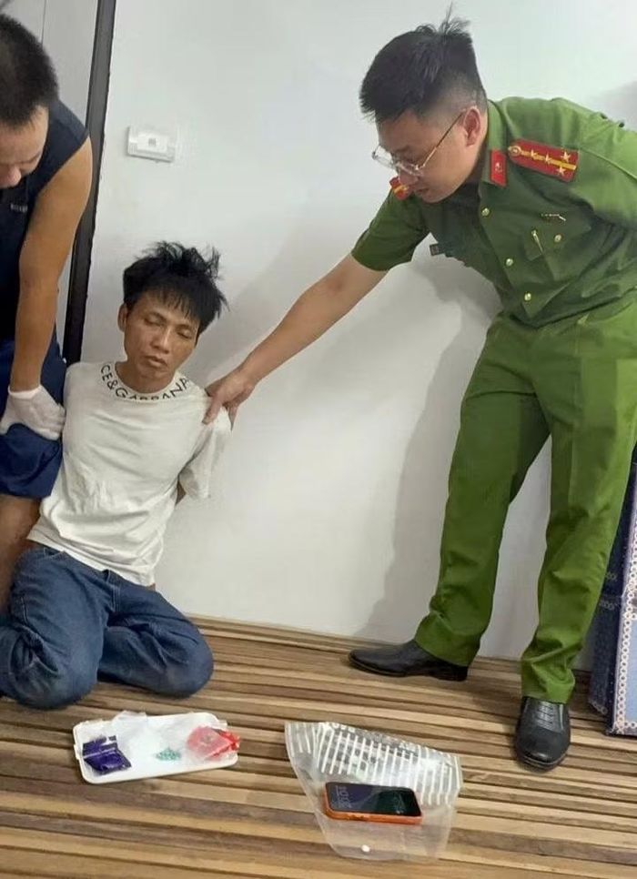 Đại uý Bùi Huy Bình, Trưởng Công an xã Tam Hưng thu giữ tang vật tại nơi ở của Vũ Xuân Chung