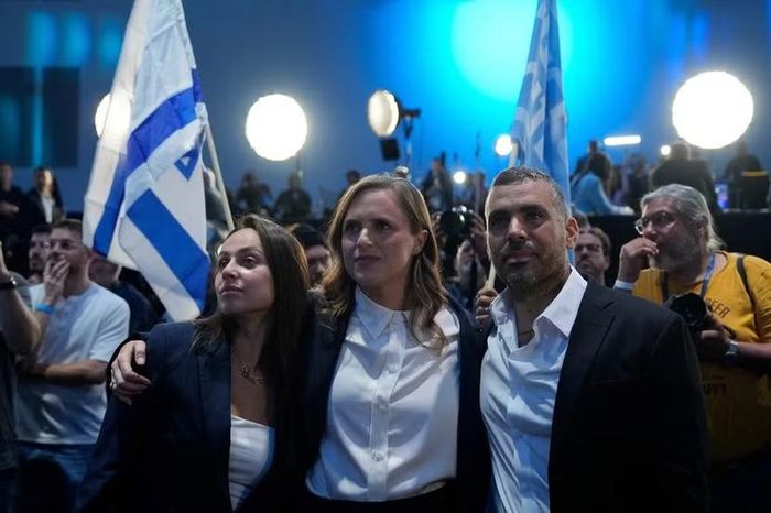 Người ủng hộ ông Gadi Eisenkot tại sự kiện theo dõi kết quả bầu cử đêm 27-10 ở Tel Aviv. Ảnh: AP