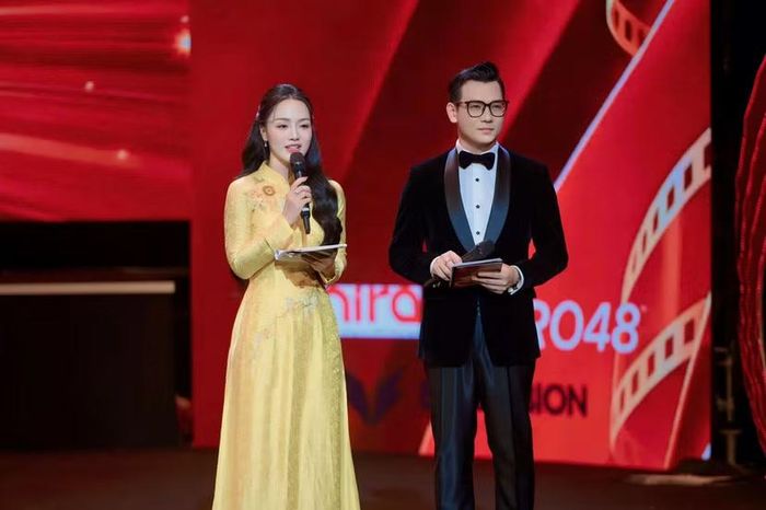 MC Minh Trâm và MC Thế Cương tại Lễ khai mạc Liên hoan Truyền hình, Phát thanh, Điện ảnh CAND 2026.