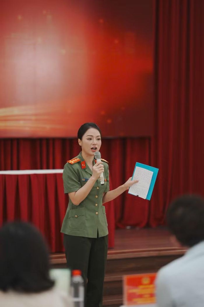 Đằng sau mỗi sản phẩm là sự phối hợp của cả ê-kíp, từ phóng viên, quay phim, kỹ thuật viên đến lãnh đạo, chỉ huy trong định hướng nội dung và công tác tuyên truyền.