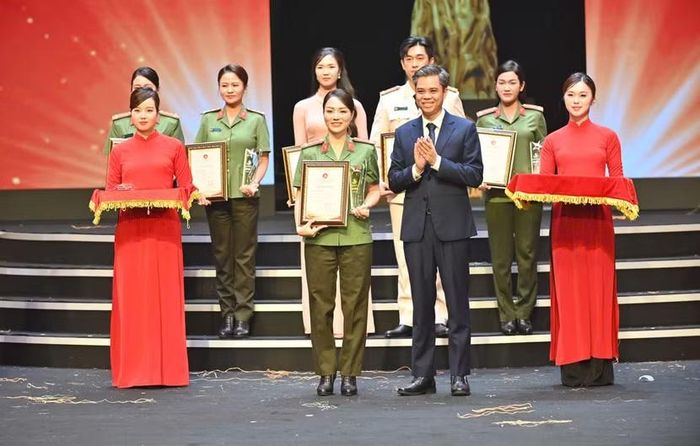 Đại úy Võ Thị Minh Trâm nhận giải thưởng tại Liên hoan Truyền hình, Phát thanh, Điện ảnh CAND lần thứ XV năm 2026.