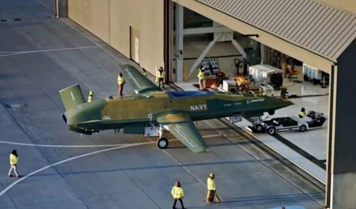MQ-25A Stingray được phát triển để cất cánh và hạ cánh trên tàu sân bay. Hải quân Mỹ đặt mục tiêu để máy bay có thể chuyển ít nhất 6.350 kg nhiên liệu tại vị trí cách tàu sân bay 926 km.